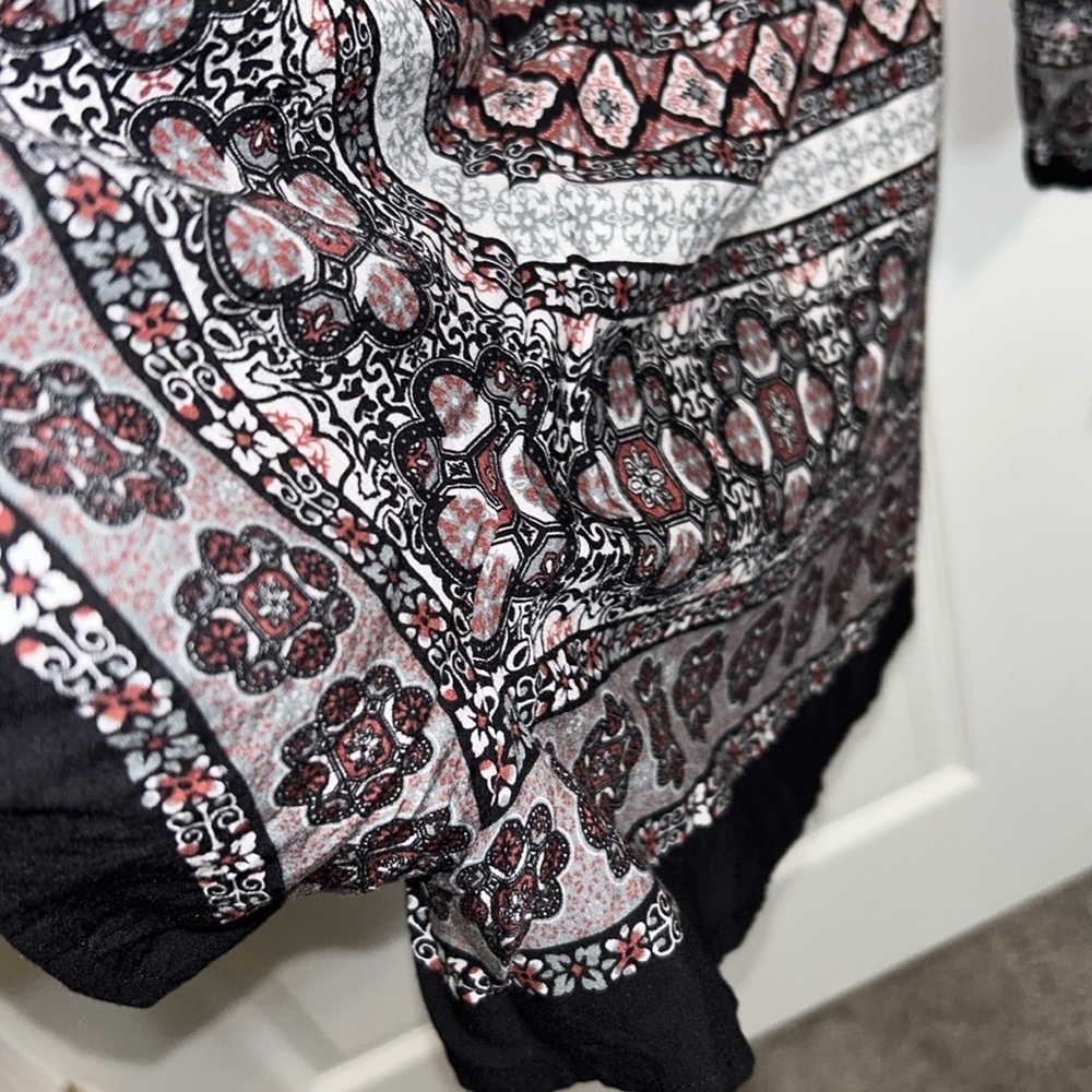 🦋Floral and Black Long Sleeve Juniors Romper 5/25$ - Picture 5 of 10